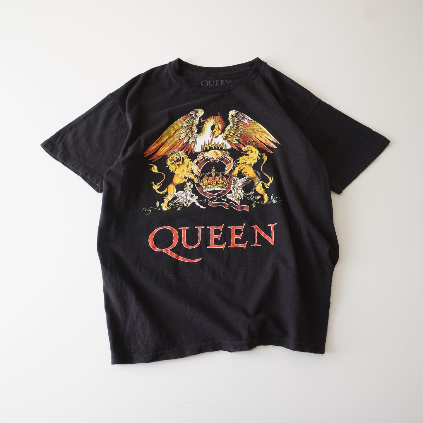 Thrifted – Polera Banda Queen Negra Talla L | Largo 63 cm | Ancho 53 cm