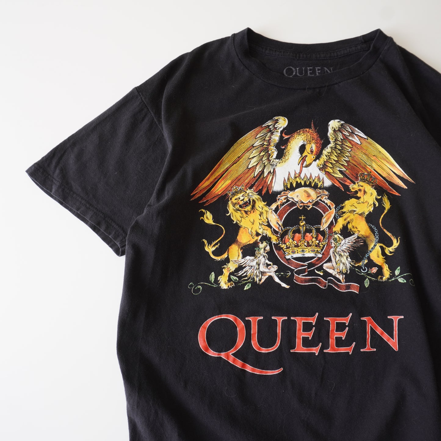 Thrifted – Polera Banda Queen Negra Talla L | Largo 63 cm | Ancho 53 cm
