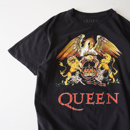 Thrifted – Polera Banda Queen Negra Talla L | Largo 63 cm | Ancho 53 cm
