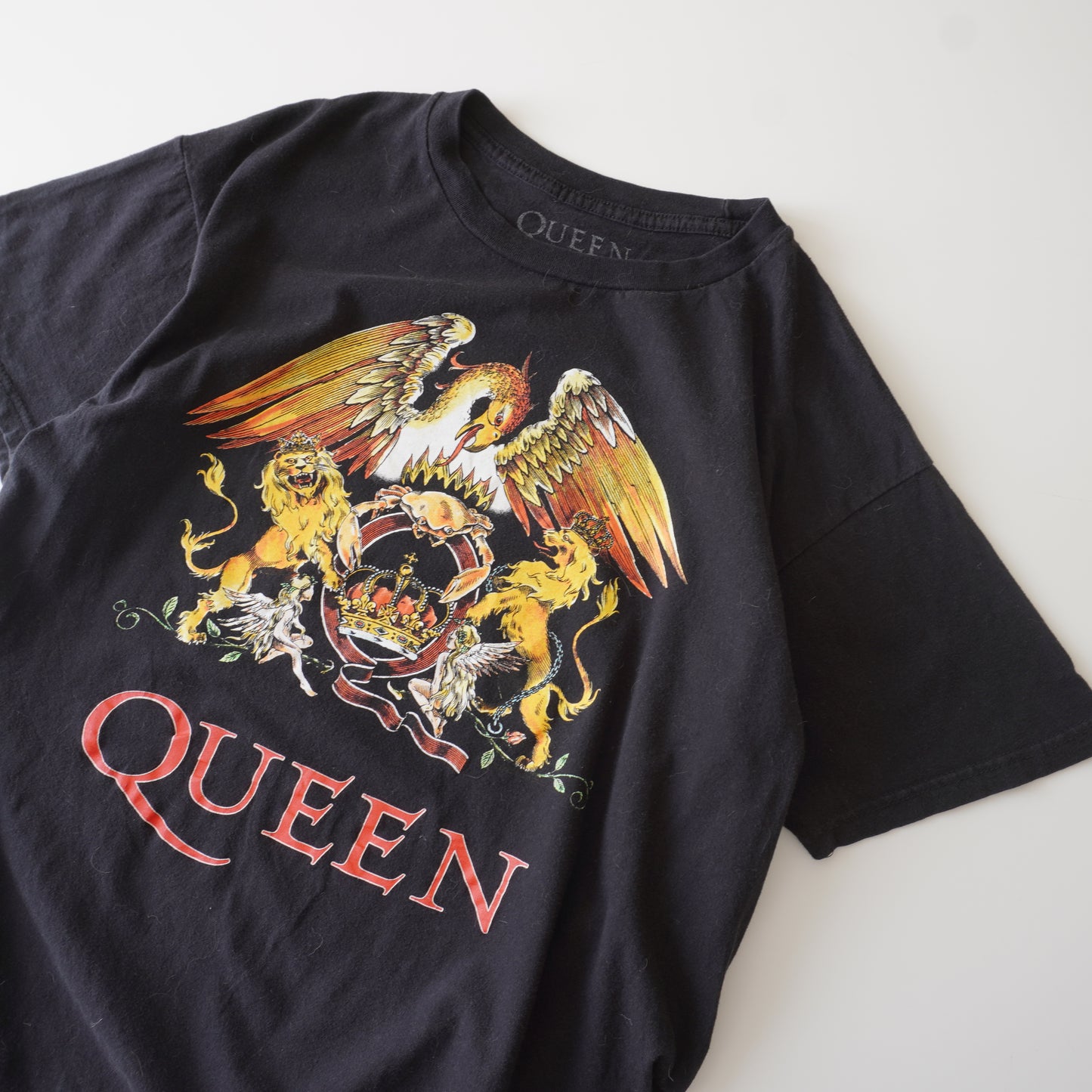 Thrifted – Polera Banda Queen Negra Talla L | Largo 63 cm | Ancho 53 cm