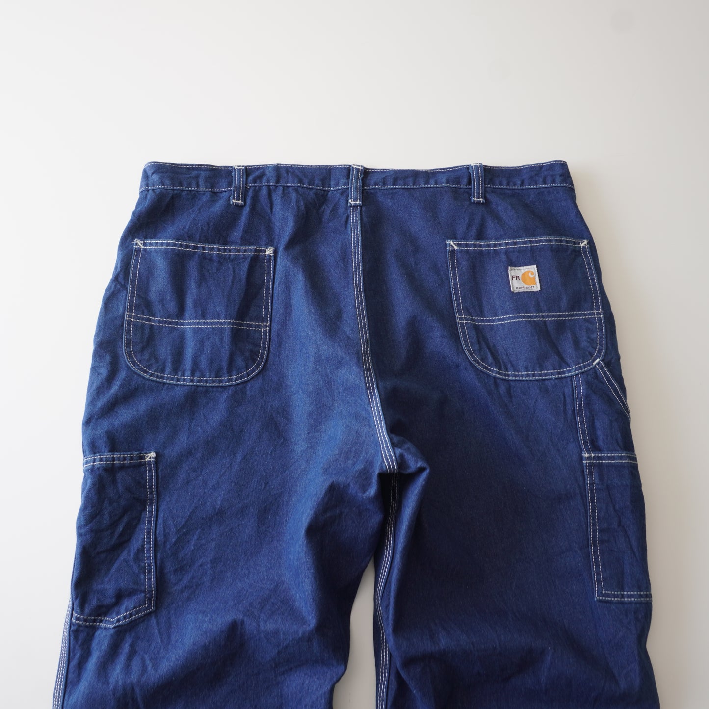 Thrifted – Jean Carpenter Carhartt Costuras Blancas Talla 42x28 USA (CL 54–56 aprox.) | Cintura 56 cm | Largo 102 cm | Talón 25 cm