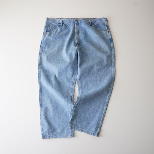 Thrifted – Jean Wrangler Celeste Talla 40x30 USA (CL 54 aprox.) | Cintura 54 cm | Largo 99 cm | Talón 24 cm