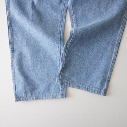 Thrifted – Jean Wrangler Celeste Talla 40x30 USA (CL 54 aprox.) | Cintura 54 cm | Largo 99 cm | Talón 24 cm