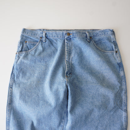 Thrifted – Jean Wrangler Celeste Talla 40x30 USA (CL 54 aprox.) | Cintura 54 cm | Largo 99 cm | Talón 24 cm