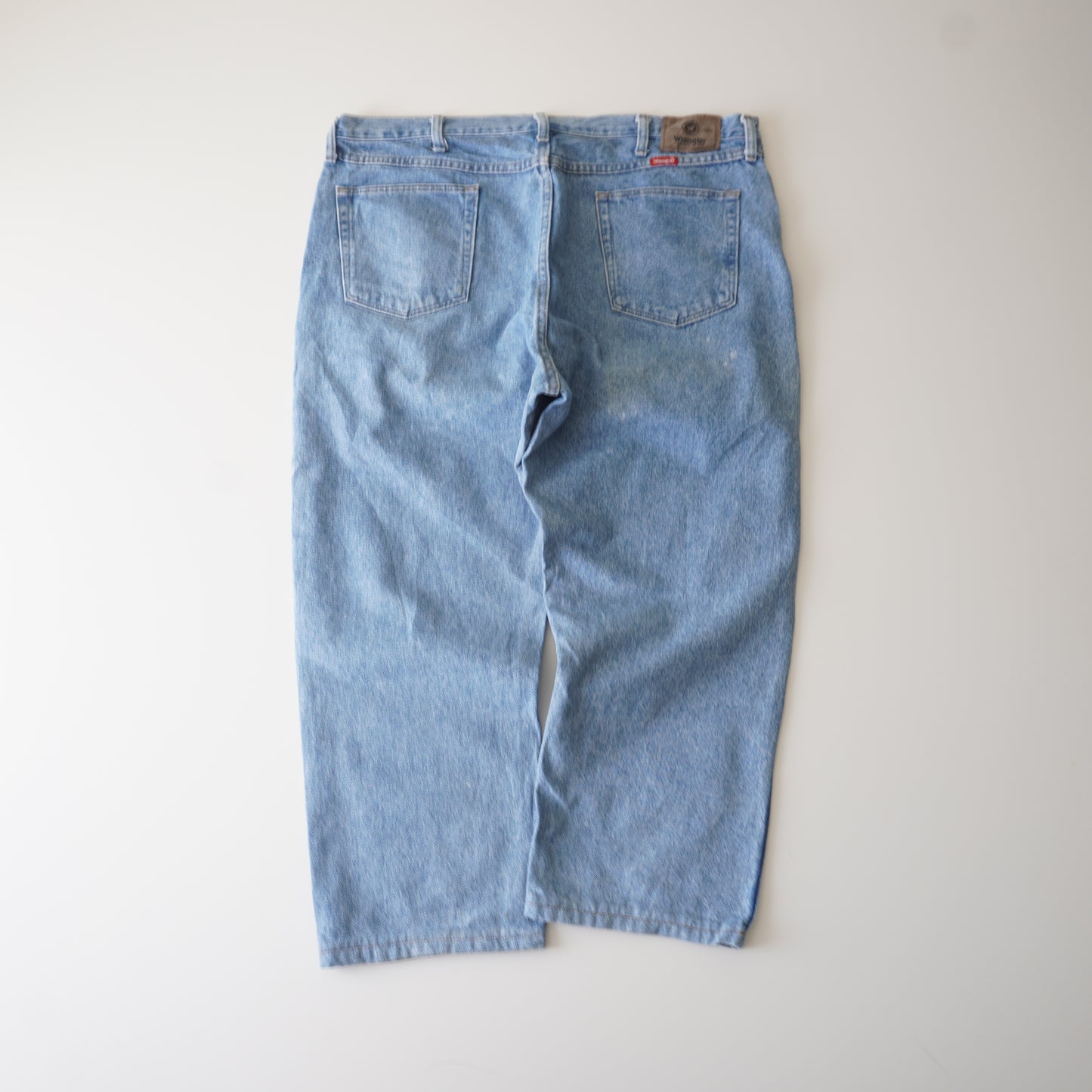 Thrifted – Jean Wrangler Celeste Talla 40x30 USA (CL 54 aprox.) | Cintura 54 cm | Largo 99 cm | Talón 24 cm