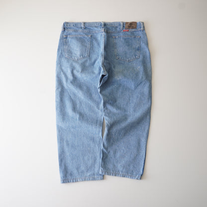 Thrifted – Jean Wrangler Celeste Talla 40x30 USA (CL 54 aprox.) | Cintura 54 cm | Largo 99 cm | Talón 24 cm