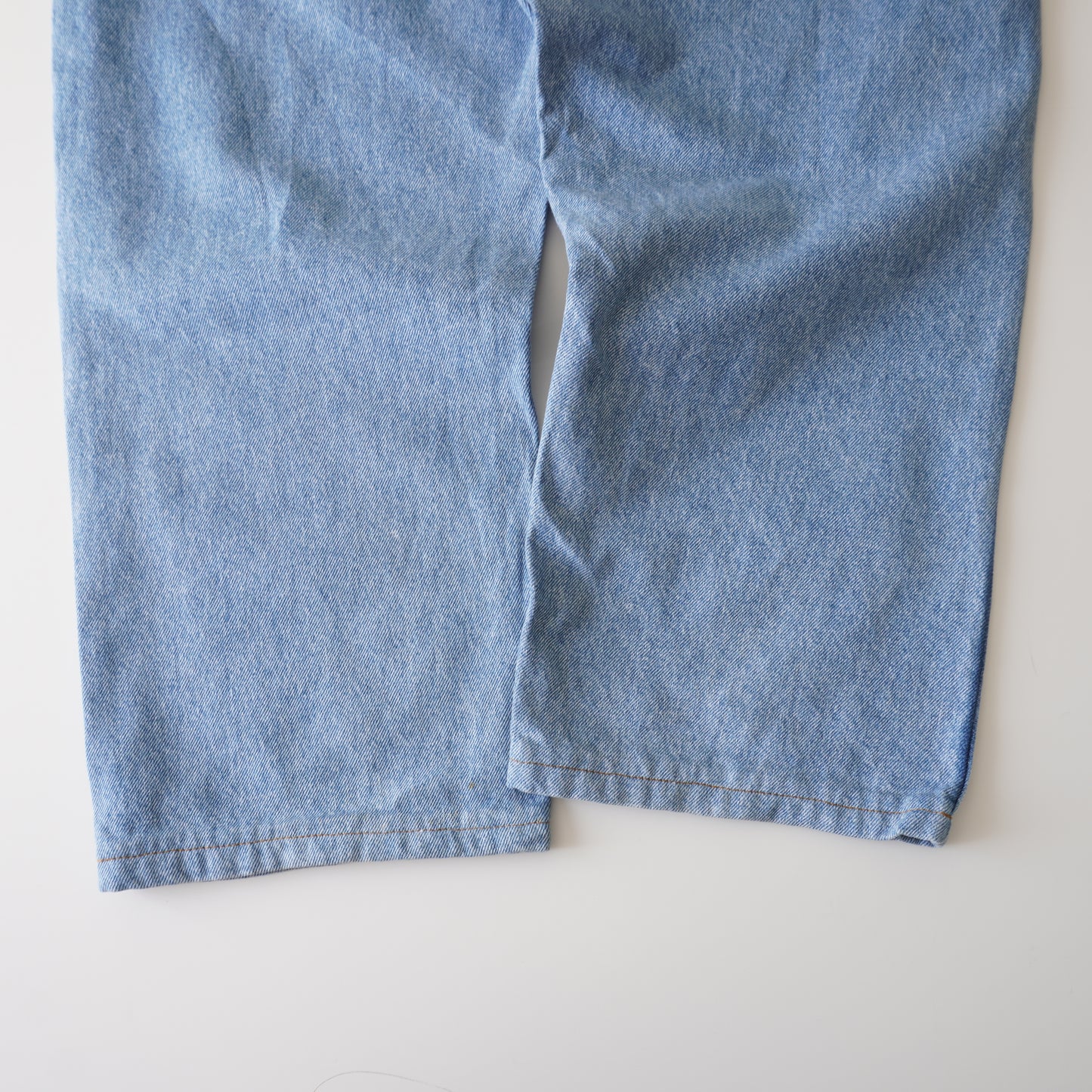 Thrifted – Jean Wrangler Celeste Talla 40x30 USA (CL 54 aprox.) | Cintura 54 cm | Largo 99 cm | Talón 24 cm