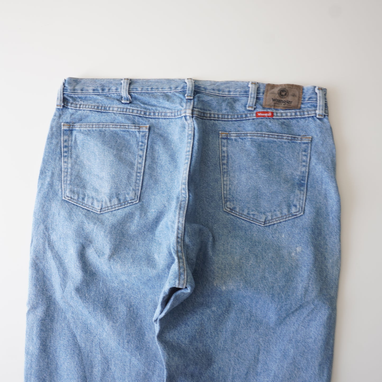 Thrifted – Jean Wrangler Celeste Talla 40x30 USA (CL 54 aprox.) | Cintura 54 cm | Largo 99 cm | Talón 24 cm