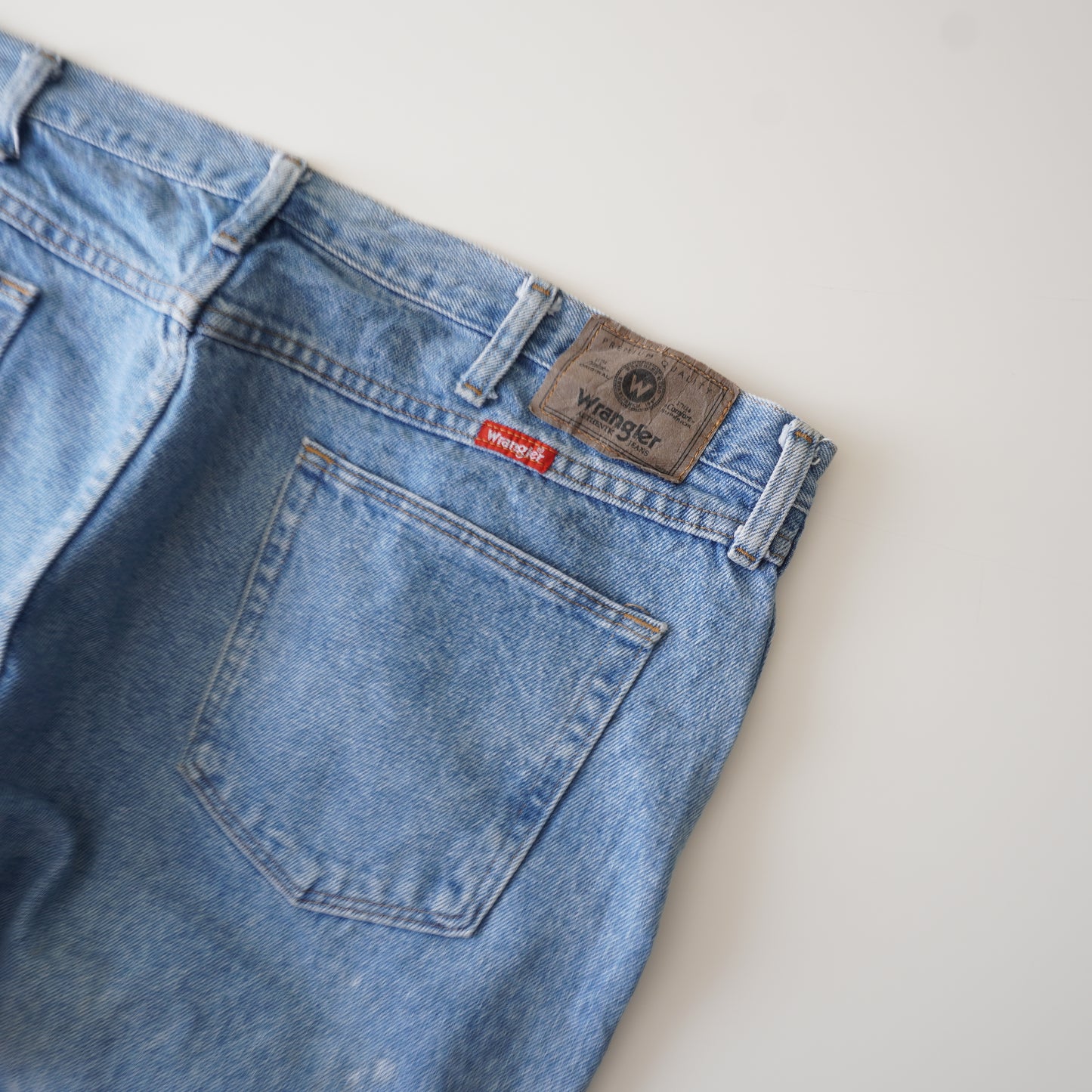 Thrifted – Jean Wrangler Celeste Talla 40x30 USA (CL 54 aprox.) | Cintura 54 cm | Largo 99 cm | Talón 24 cm