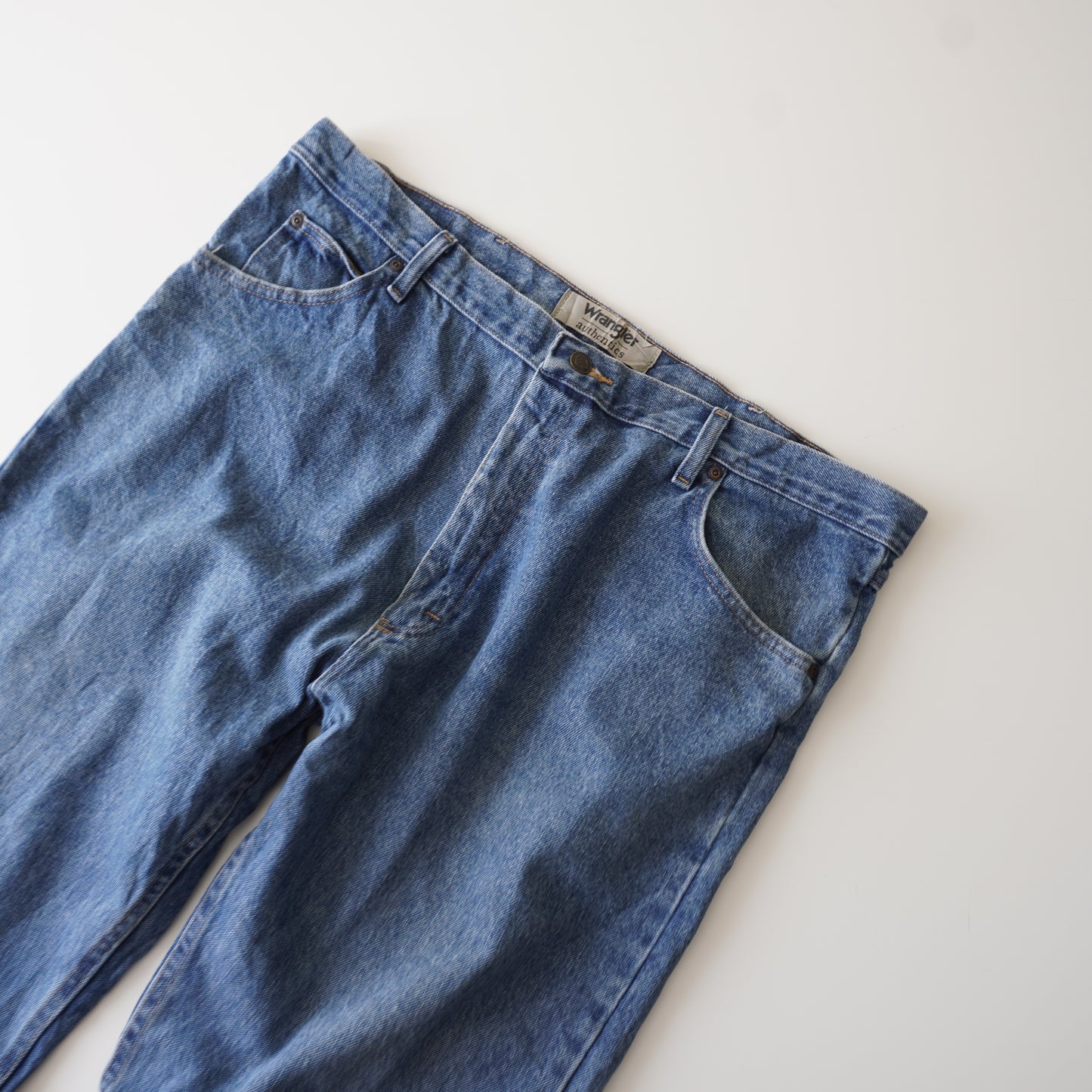 Thrifted – Jean Wrangler Authentics Talla 40x32 USA (CL 50–52 aprox.) | Cintura 53 cm | Largo 112 cm | Talón 23 cm