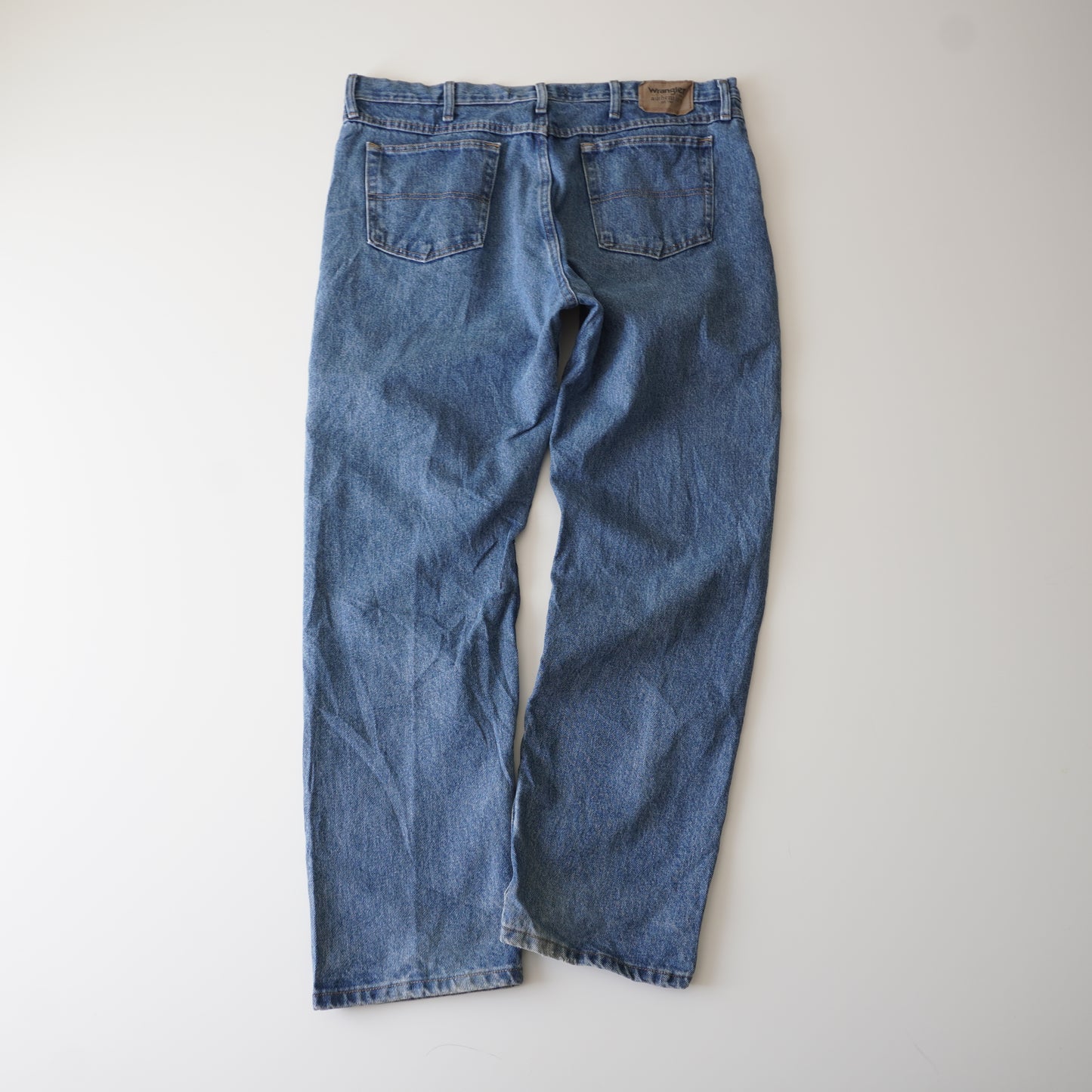Thrifted – Jean Wrangler Authentics Talla 40x32 USA (CL 50–52 aprox.) | Cintura 53 cm | Largo 112 cm | Talón 23 cm