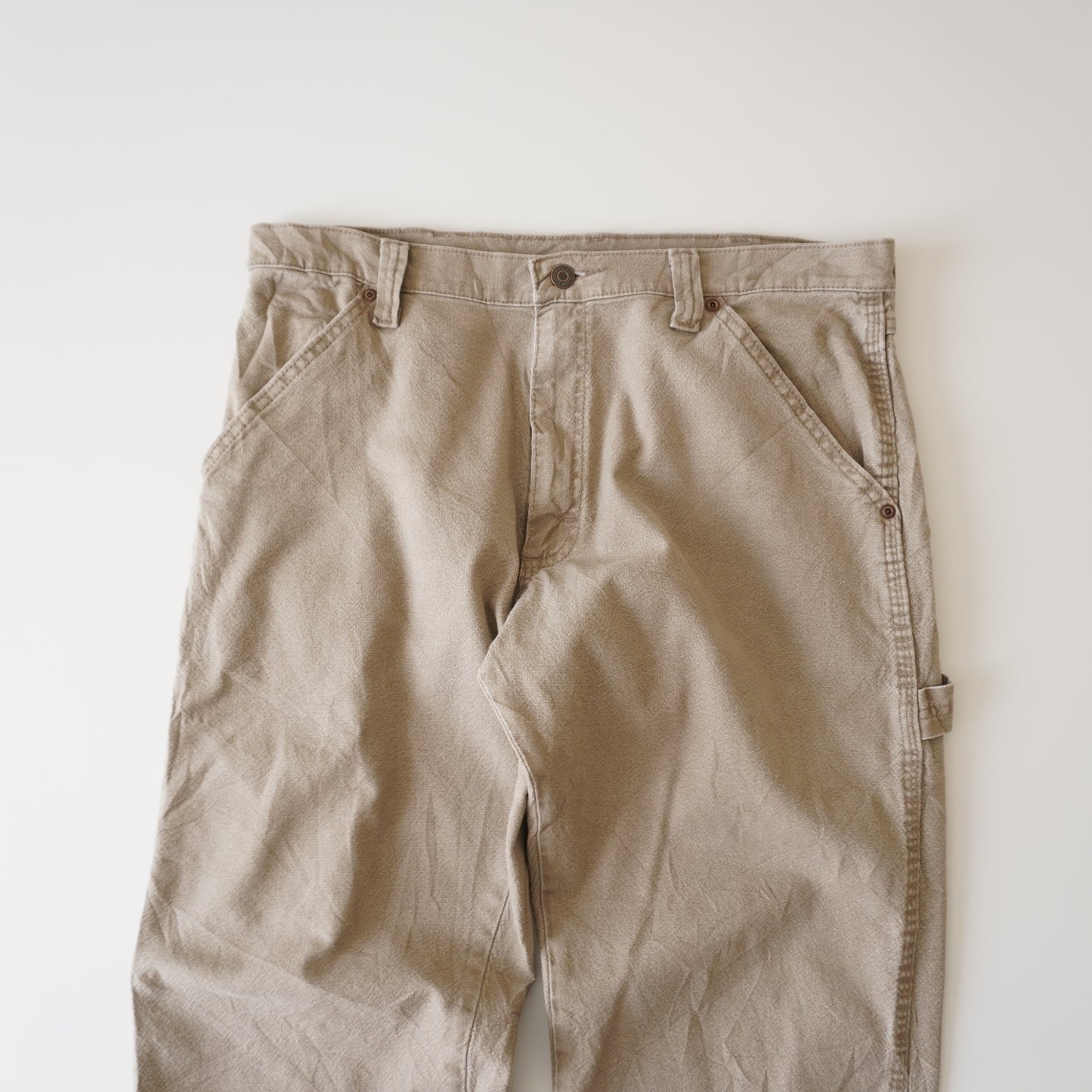Thrifted – Jean Carpenter Beige Wrangler Talla 34x30 USA (CL 46) | Cintura 47 cm | Largo 95 cm | Talón 21 cm