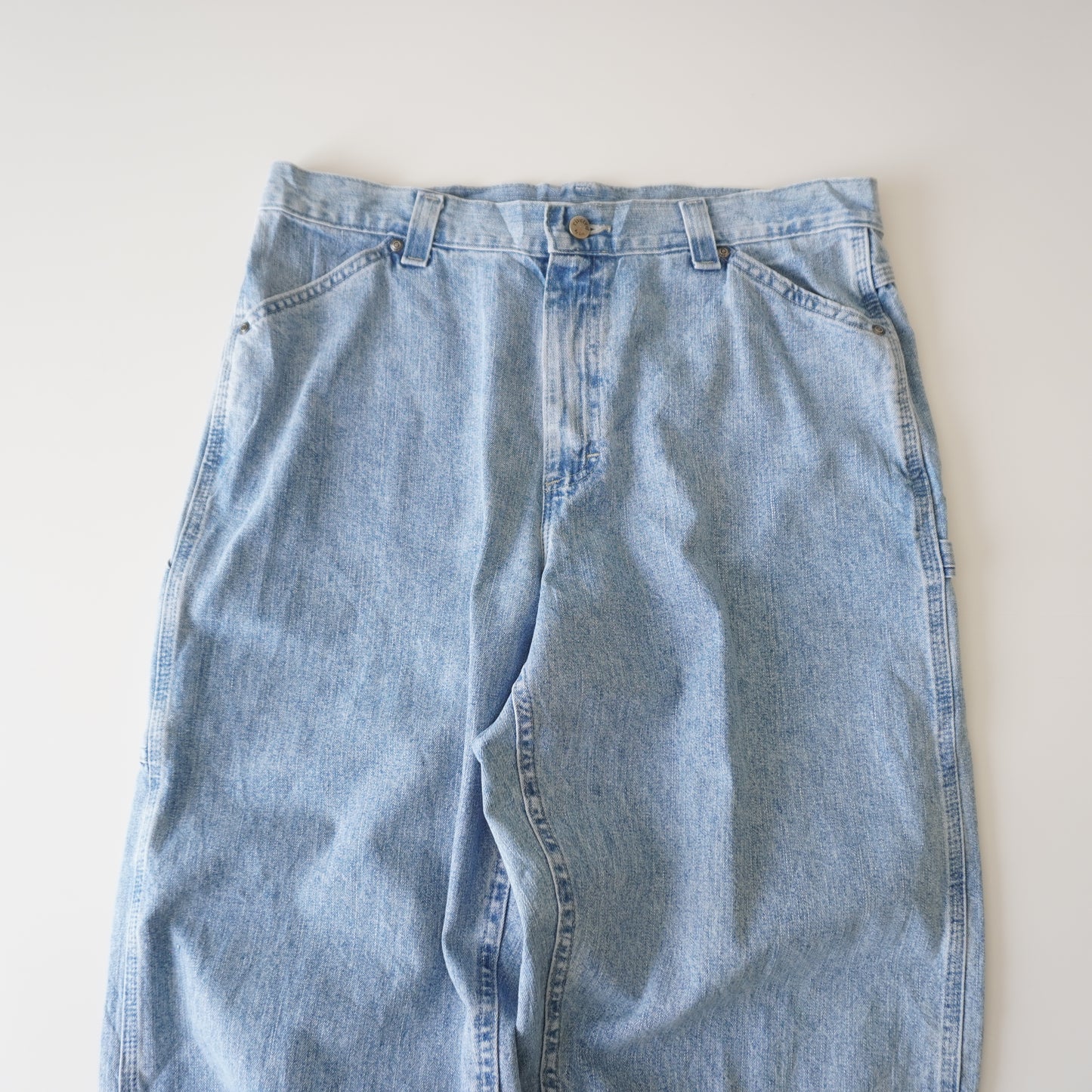 Thrifted – Jean Carpenter Riveted by Lee Talla 16-M USA | Cintura 47 cm | Largo 110 cm | Talón 21 cm
