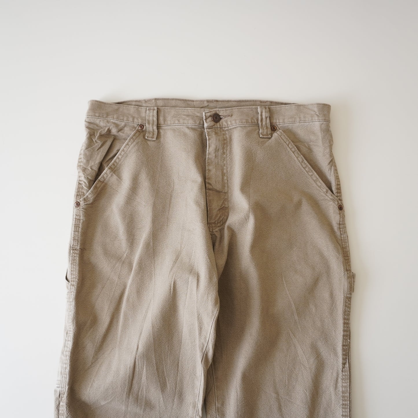 Thrifted – Jean Carpenter Beige Wrangler Talla 34x30 USA (CL 46) | Cintura 47 cm | Largo 97 cm | Talón 22 cm