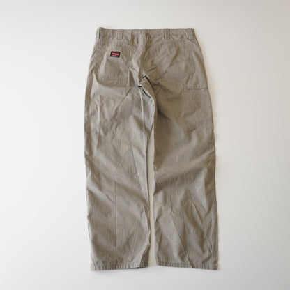 Thrifted – Jean Wrangler Workwear Talla 36x30 USA (CL 44-46) | Cintura 47 cm | Largo 105 cm | Talón 22 cm