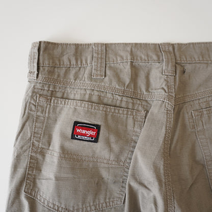 Thrifted – Jean Wrangler Workwear Talla 36x30 USA (CL 44-46) | Cintura 47 cm | Largo 105 cm | Talón 22 cm