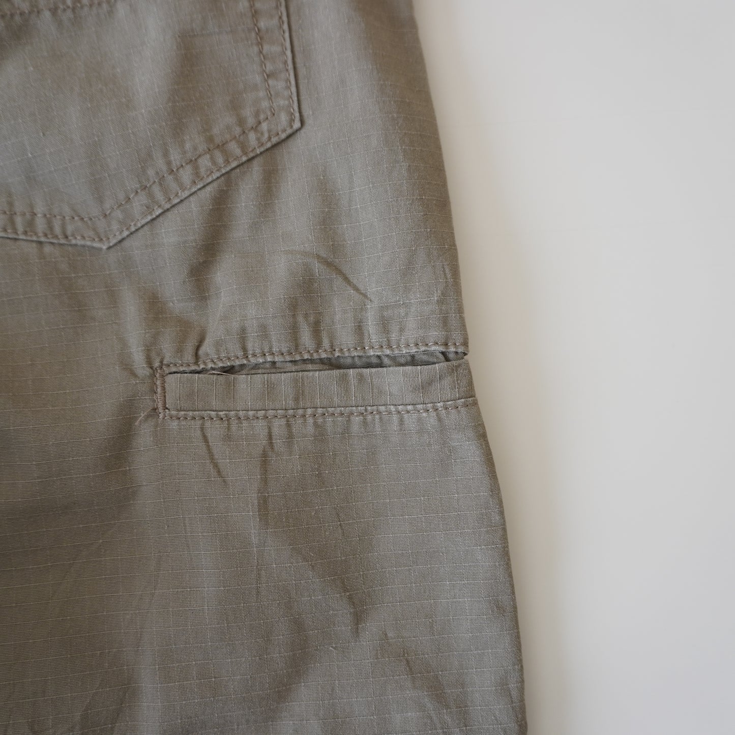 Thrifted – Jean Wrangler Workwear Talla 36x30 USA (CL 44-46) | Cintura 47 cm | Largo 105 cm | Talón 22 cm
