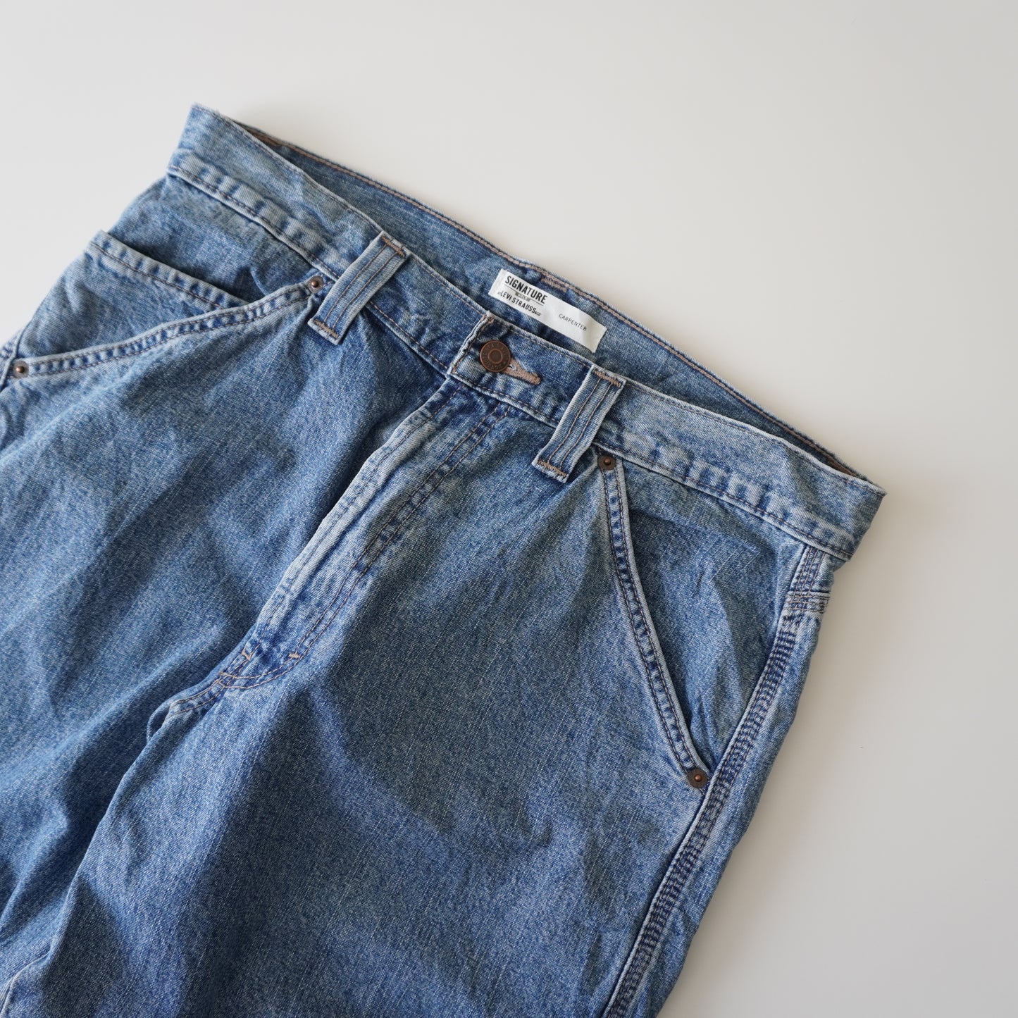 Thrifted – Jean Carpenter Levi Strauss Talla 33x30 USA (CL 42-44) | Cintura 44 cm | Largo 101 cm | Talón 21 cm