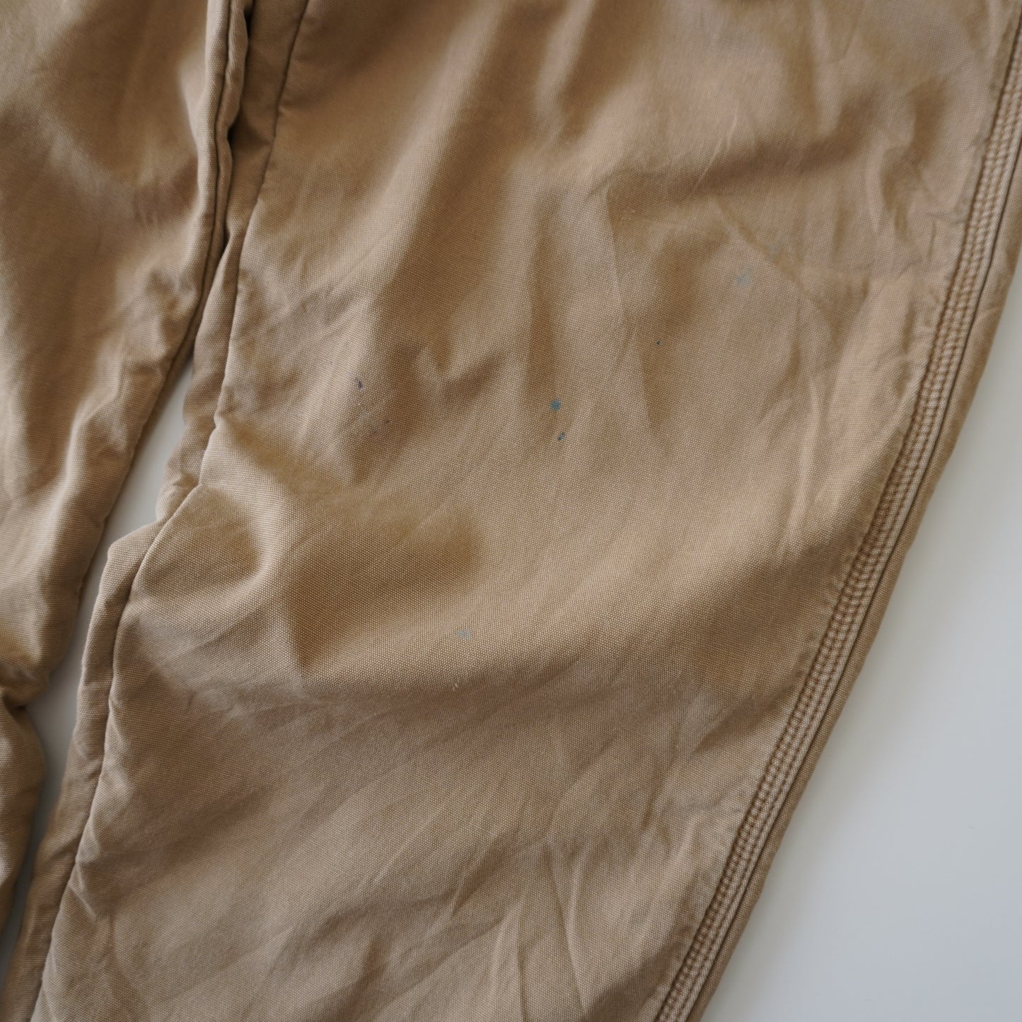 Thrifted – Jean Wrangler Café Beige con Interior Polar Talla 32x30 USA (CL 40-42) | Cintura 42 cm | Largo 97 cm | Talón 23 cm