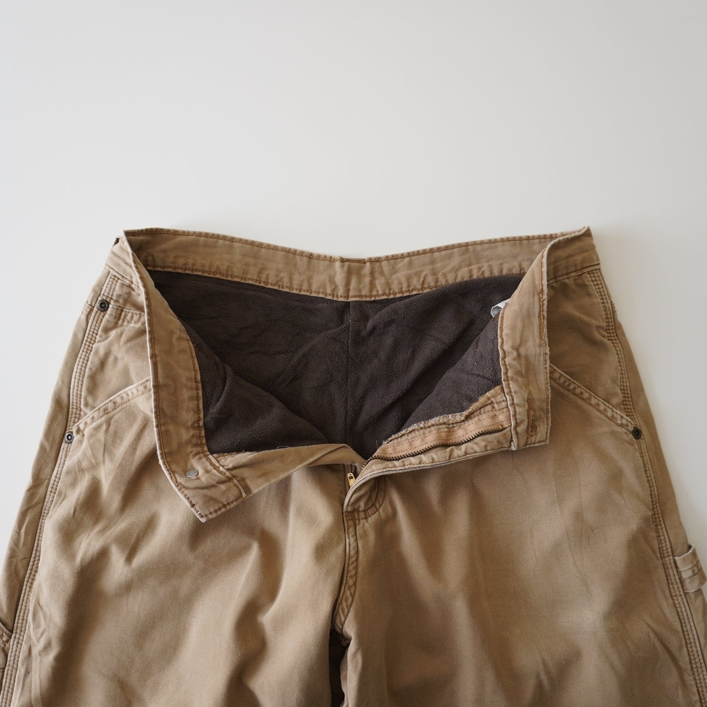 Thrifted – Jean Wrangler Café Beige con Interior Polar Talla 32x30 USA (CL 40-42) | Cintura 42 cm | Largo 97 cm | Talón 23 cm