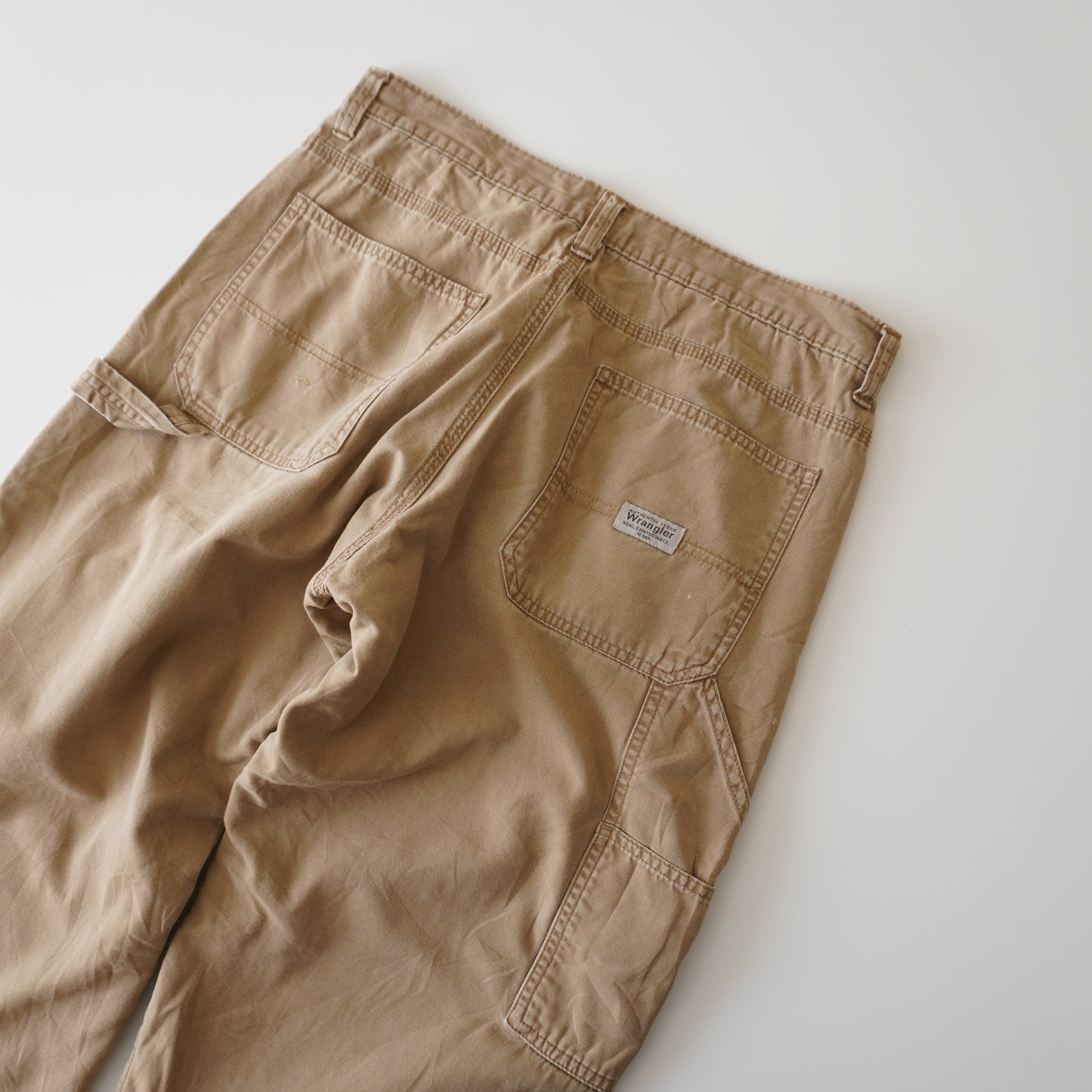 Thrifted – Jean Wrangler Café Beige con Interior Polar Talla 32x30 USA (CL 40-42) | Cintura 42 cm | Largo 97 cm | Talón 23 cm