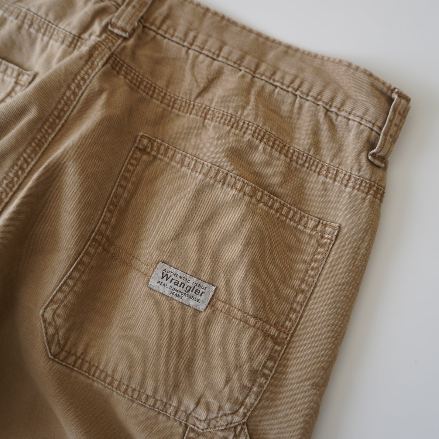 Thrifted – Jean Wrangler Café Beige con Interior Polar Talla 32x30 USA (CL 40-42) | Cintura 42 cm | Largo 97 cm | Talón 23 cm