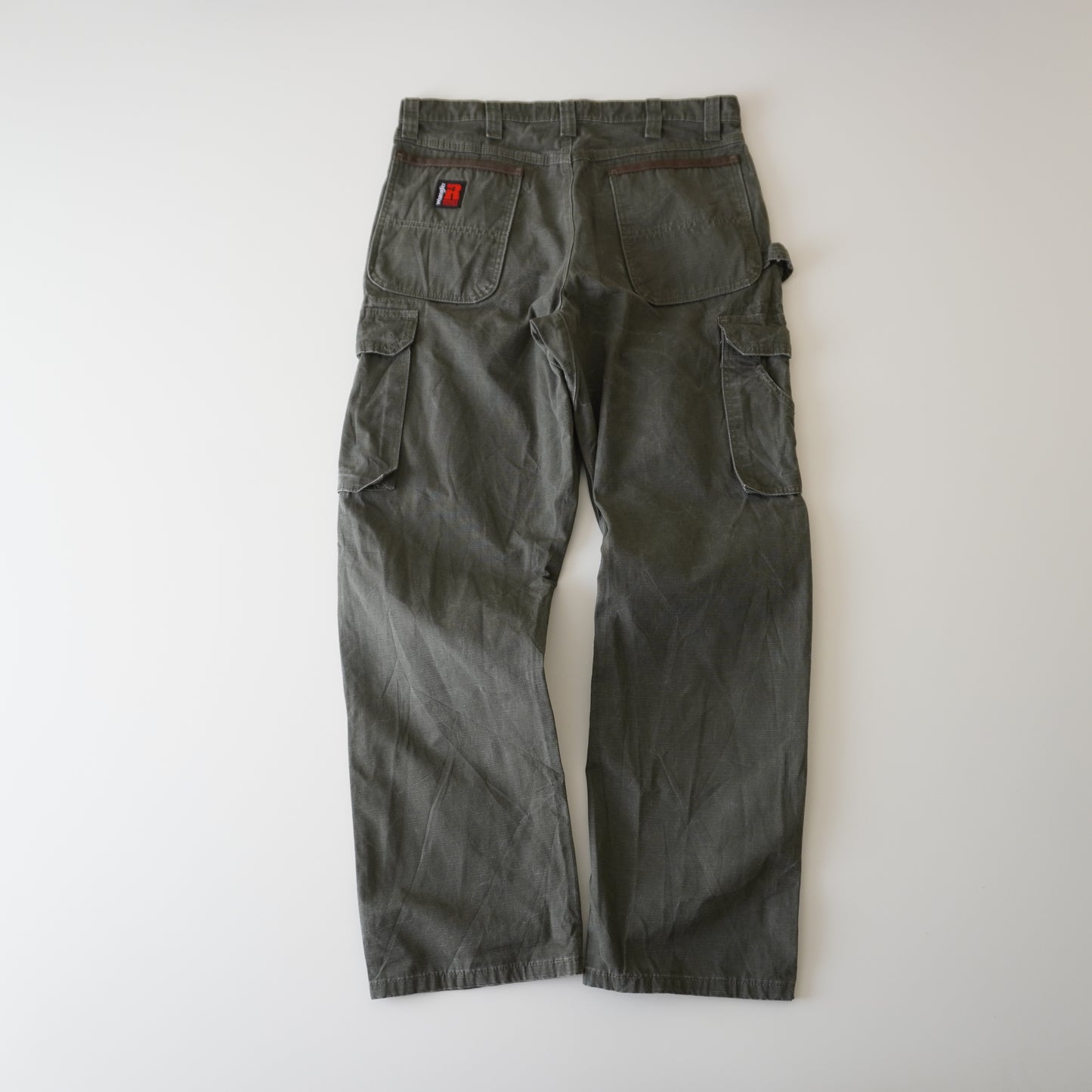 Thrifted – Cargo Carpenter Verde Oliva Wrangler Riggs Workwear Talla 34x32 USA (CL 44) | Cintura 45 cm | Largo 109 cm | Talón 23 cm