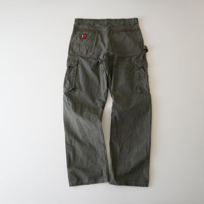 Thrifted – Cargo Carpenter Verde Oliva Wrangler Riggs Workwear Talla 34x32 USA (CL 44) | Cintura 45 cm | Largo 109 cm | Talón 23 cm