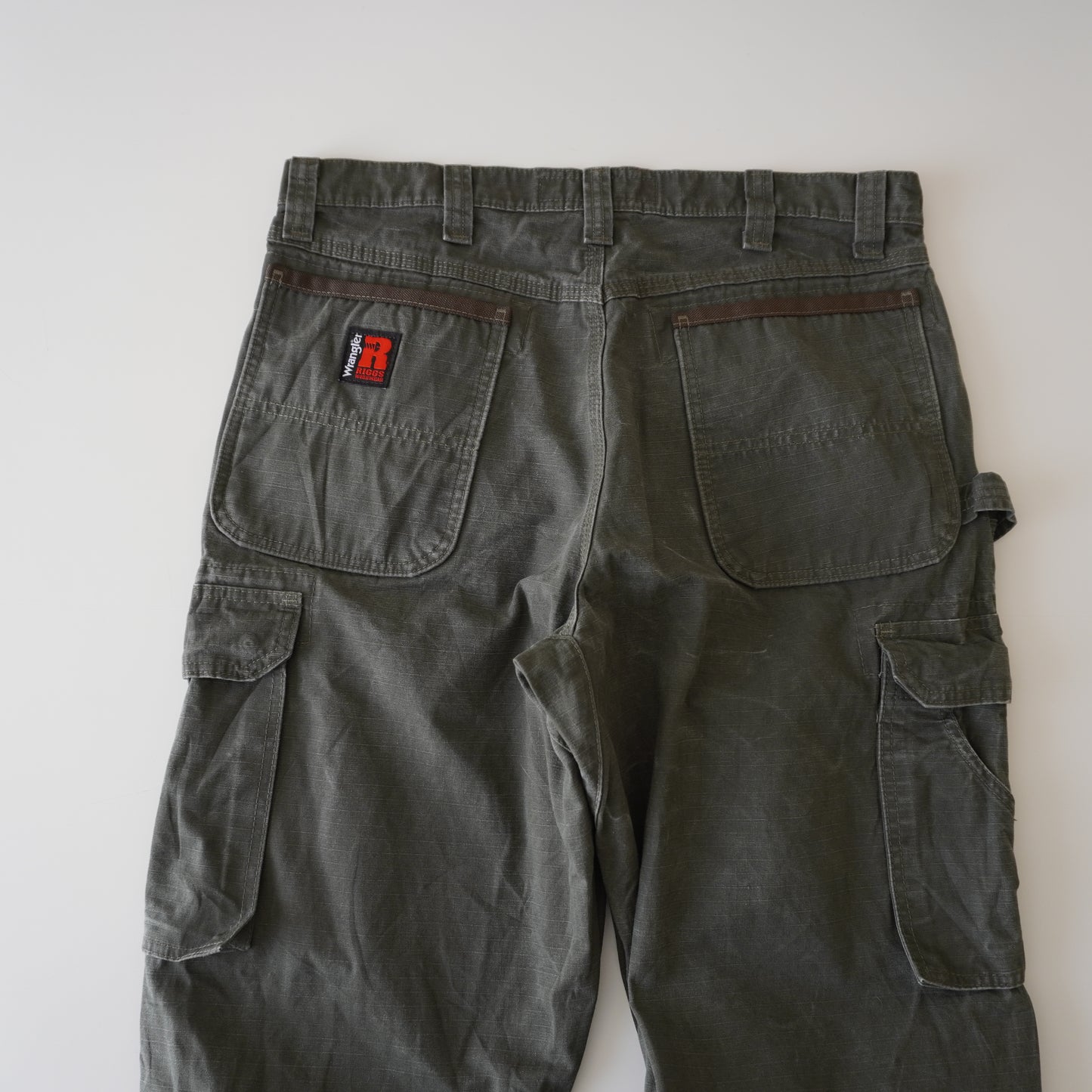 Thrifted – Cargo Carpenter Verde Oliva Wrangler Riggs Workwear Talla 34x32 USA (CL 44) | Cintura 45 cm | Largo 109 cm | Talón 23 cm