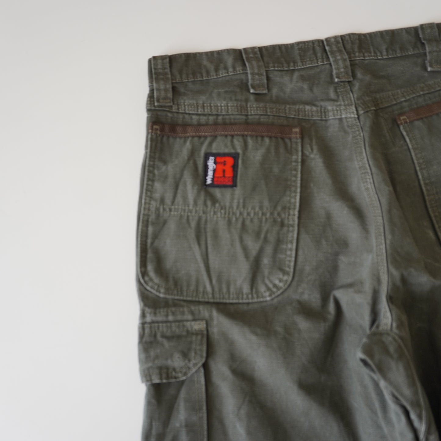 Thrifted – Cargo Carpenter Verde Oliva Wrangler Riggs Workwear Talla 34x32 USA (CL 44) | Cintura 45 cm | Largo 109 cm | Talón 23 cm