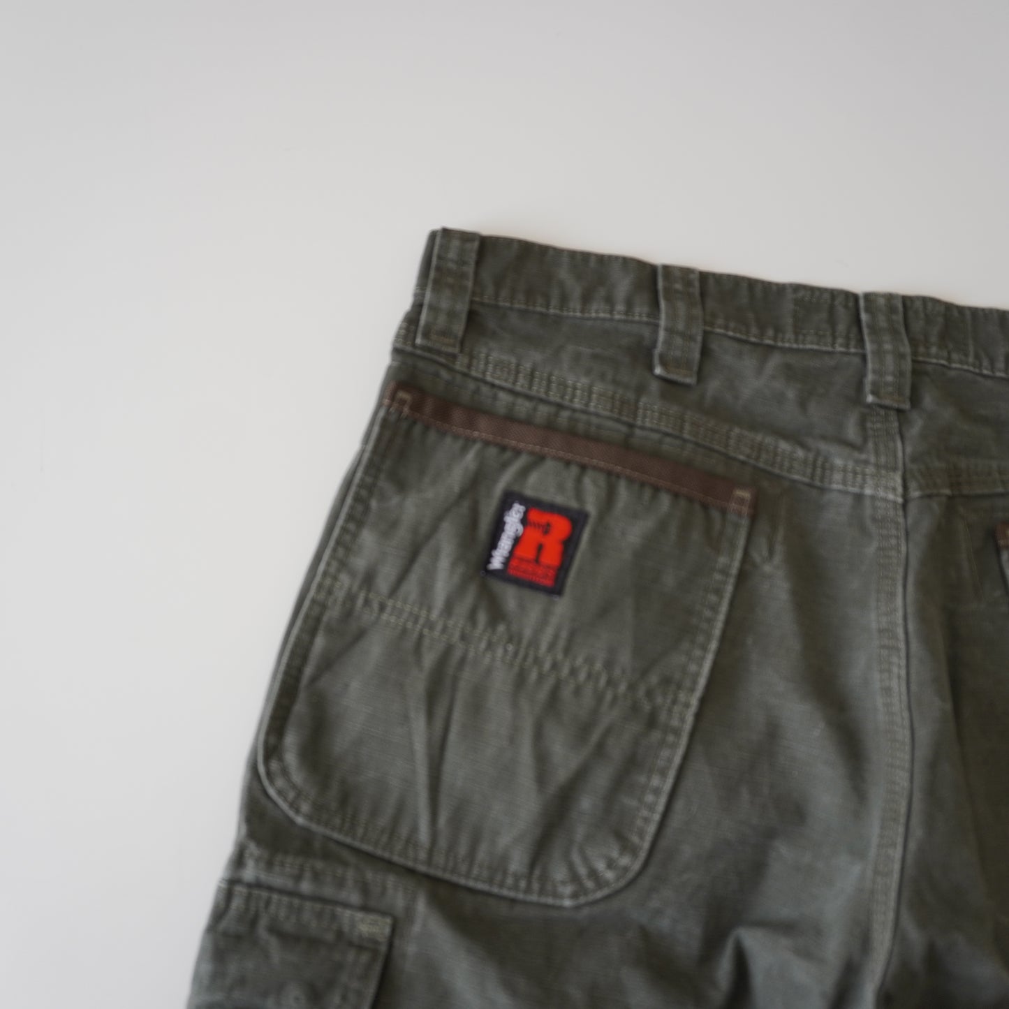 Thrifted – Cargo Carpenter Verde Oliva Wrangler Riggs Workwear Talla 34x32 USA (CL 44) | Cintura 45 cm | Largo 109 cm | Talón 23 cm