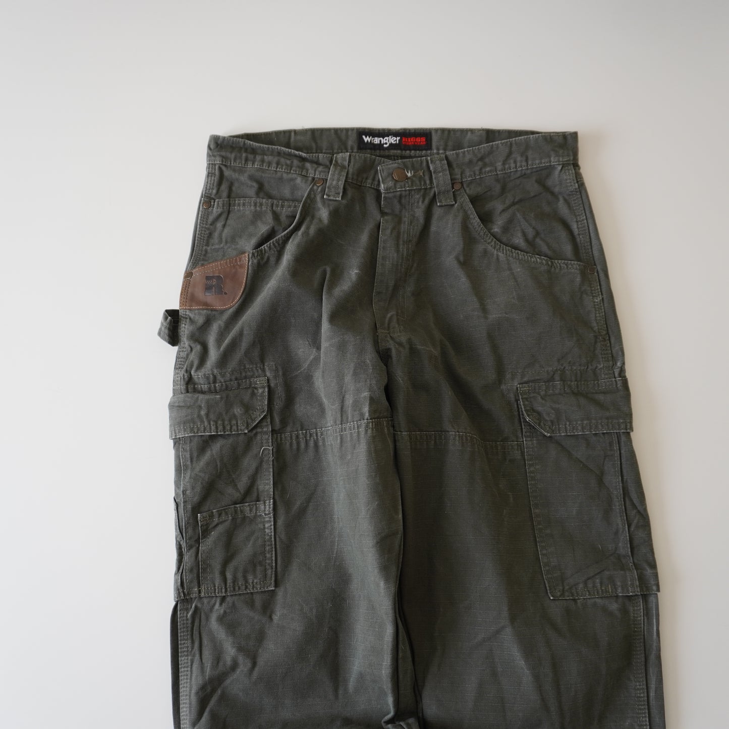 Thrifted – Cargo Carpenter Verde Oliva Wrangler Riggs Workwear Talla 34x32 USA (CL 44) | Cintura 45 cm | Largo 109 cm | Talón 23 cm