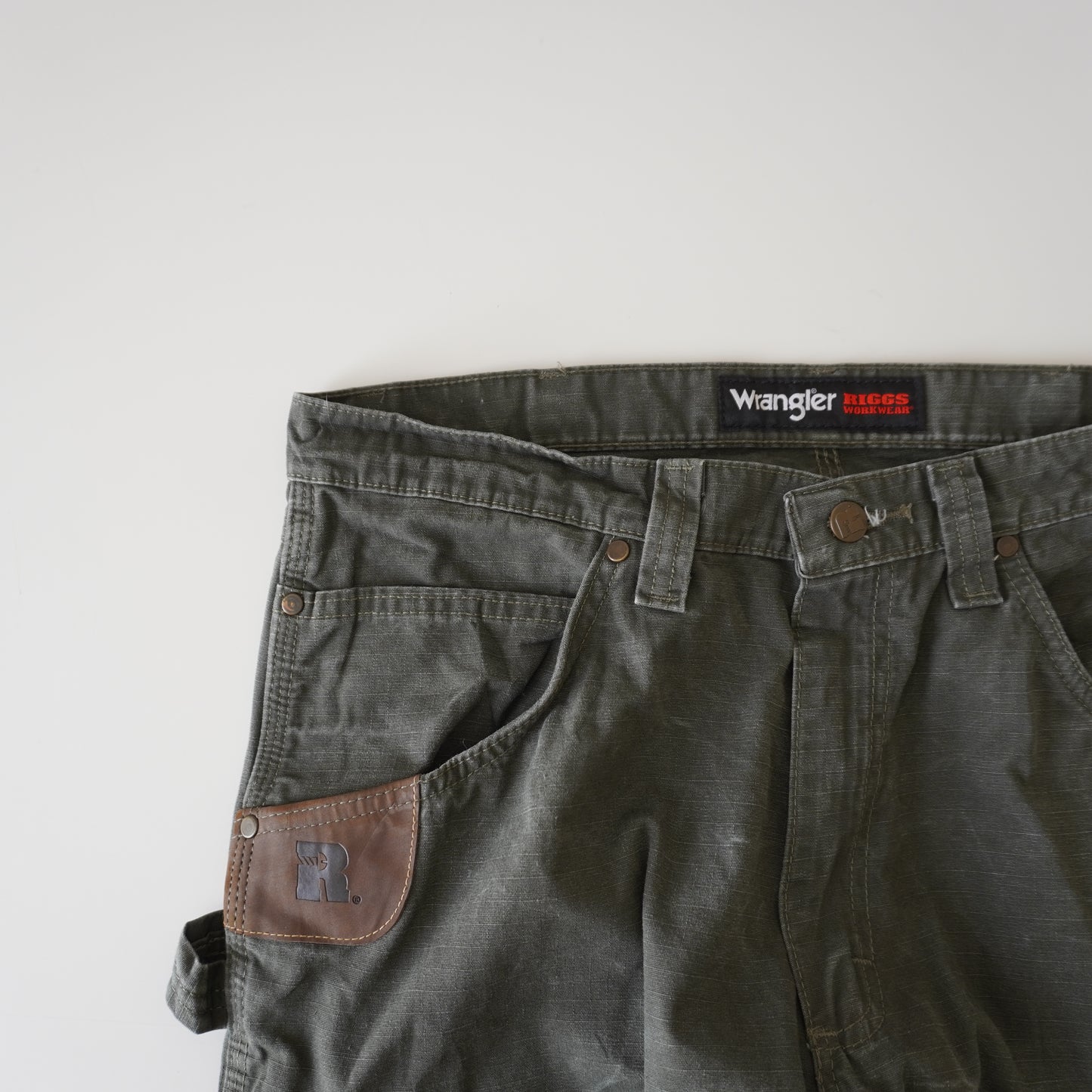 Thrifted – Cargo Carpenter Verde Oliva Wrangler Riggs Workwear Talla 34x32 USA (CL 44) | Cintura 45 cm | Largo 109 cm | Talón 23 cm