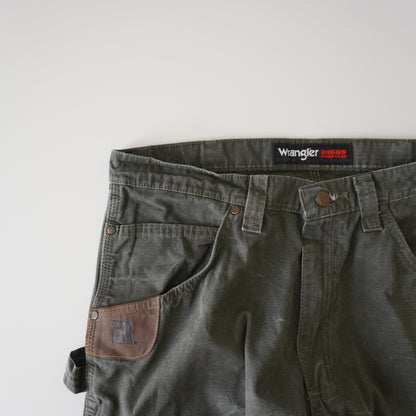 Thrifted – Cargo Carpenter Verde Oliva Wrangler Riggs Workwear Talla 34x32 USA (CL 44) | Cintura 45 cm | Largo 109 cm | Talón 23 cm
