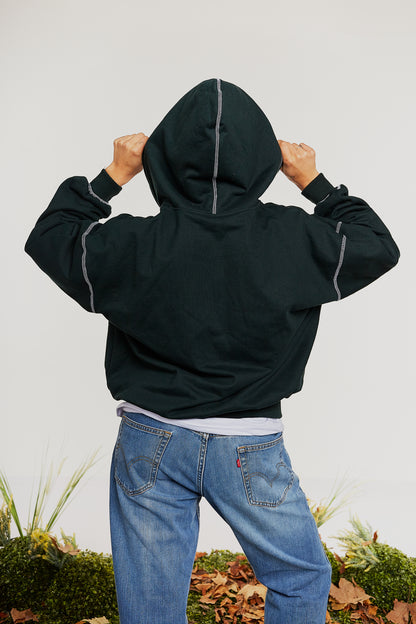 Hoodie Verde con Cierre y Costuras Visibles