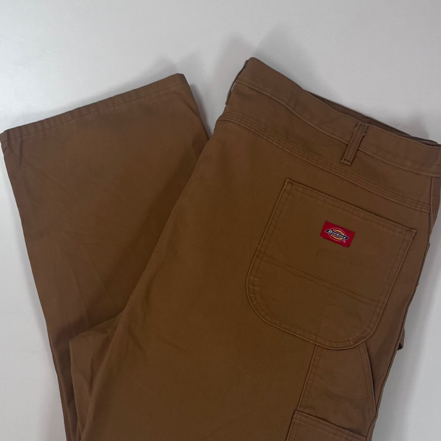 Thrifted – Jean Carpenter Dickies Café Talla 48x32 USA (CL 56 aprox.) | Cintura 62 cm | Largo 110 cm | Talón 26 cm