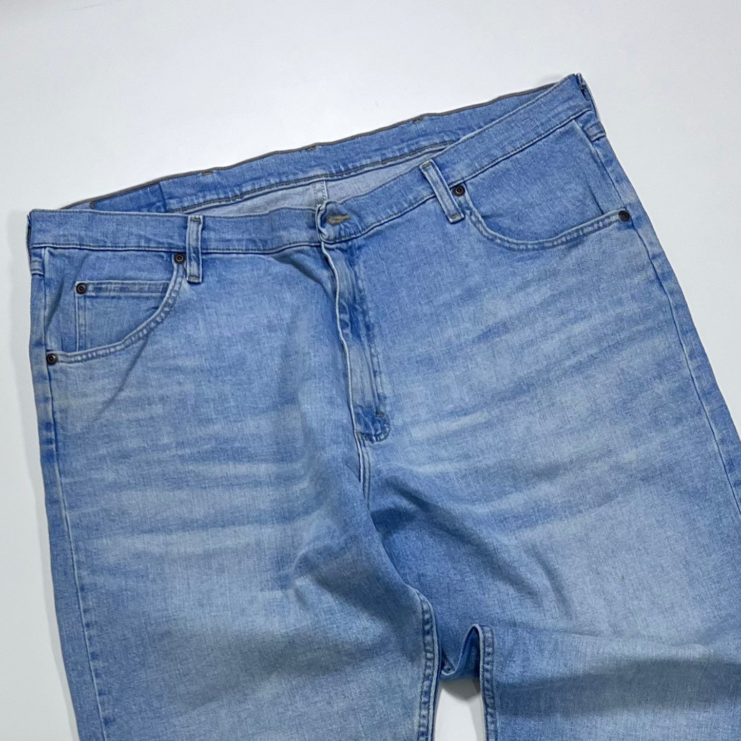 Thrifted – Jean Wrangler Celeste Talla 40x30 USA (CL 50 aprox.)