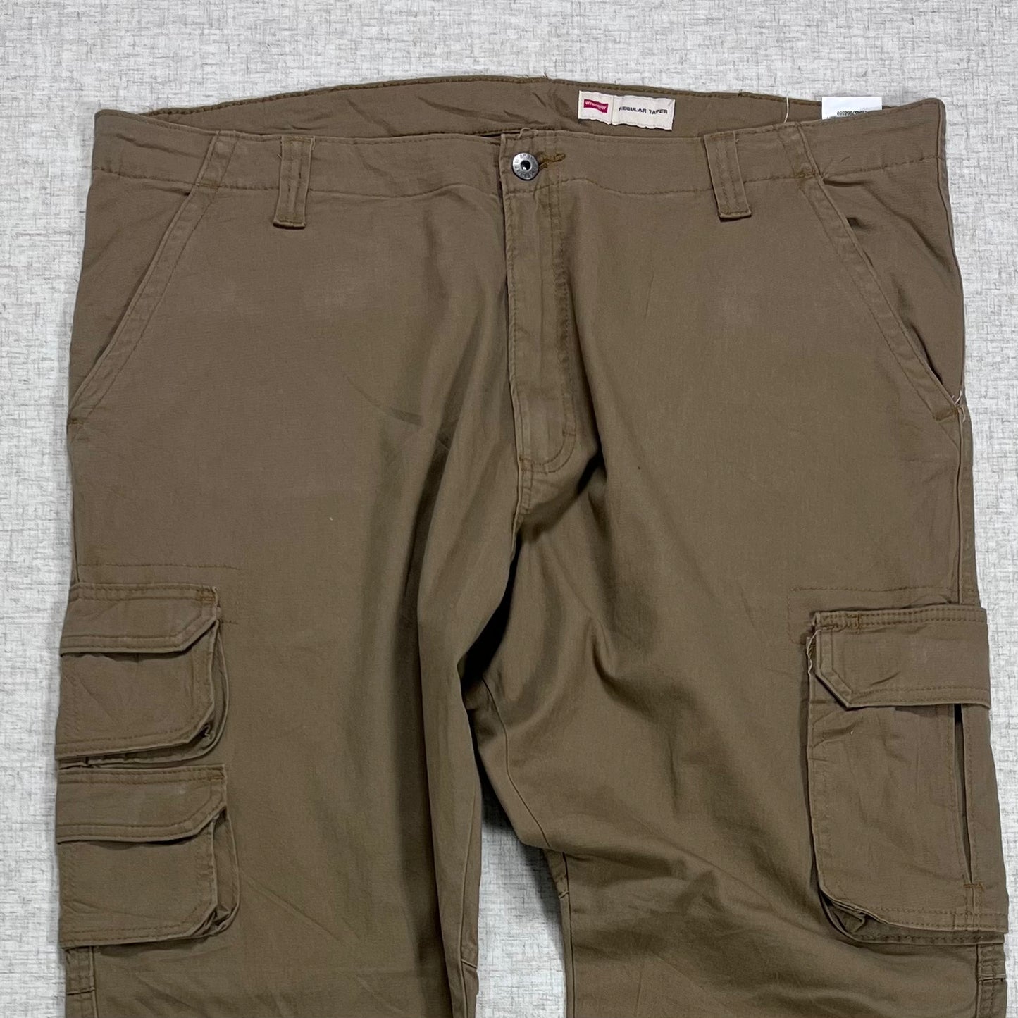 Thrifted – Cargo Pants Wrangler Beige Oscuro Talla 42x30 USA (CL 52 aprox.)