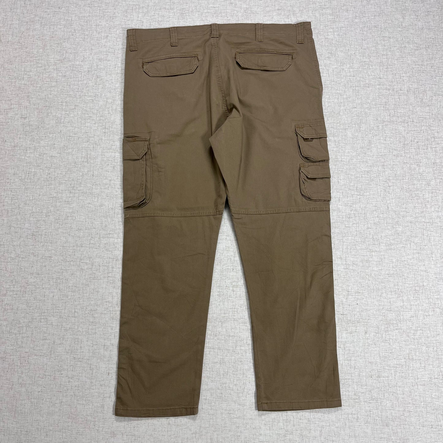 Thrifted – Cargo Pants Wrangler Beige Oscuro Talla 42x30 USA (CL 52 aprox.)
