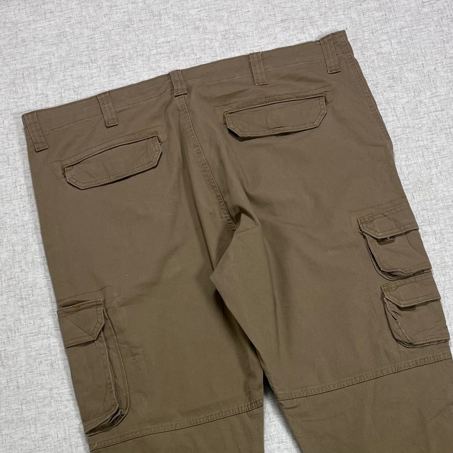 Thrifted – Cargo Pants Wrangler Beige Oscuro Talla 42x30 USA (CL 52 aprox.)