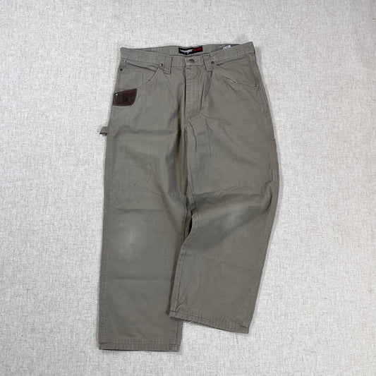 Thrifted – Pantalón Carpenter Wrangler Riggs Café Talla 34x30 (CL M) | Cintura 46 cm | Largo 98 cm | Talón 24 cm