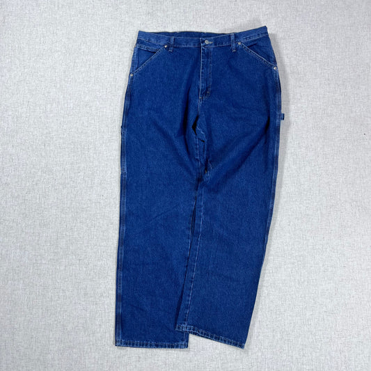 Thrifted – Jean Carpenter Wrangler Azul Denim Talla 38x32 (CL XL) | Cintura 50 cm | Largo 114 cm | Talón 24 cm