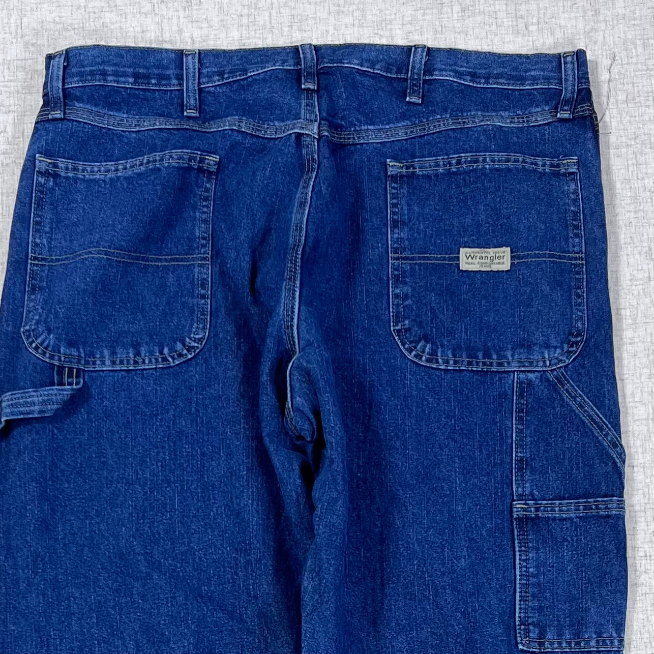 Thrifted – Jean Carpenter Wrangler Azul Denim Talla 38x32 (CL XL) | Cintura 50 cm | Largo 114 cm | Talón 24 cm