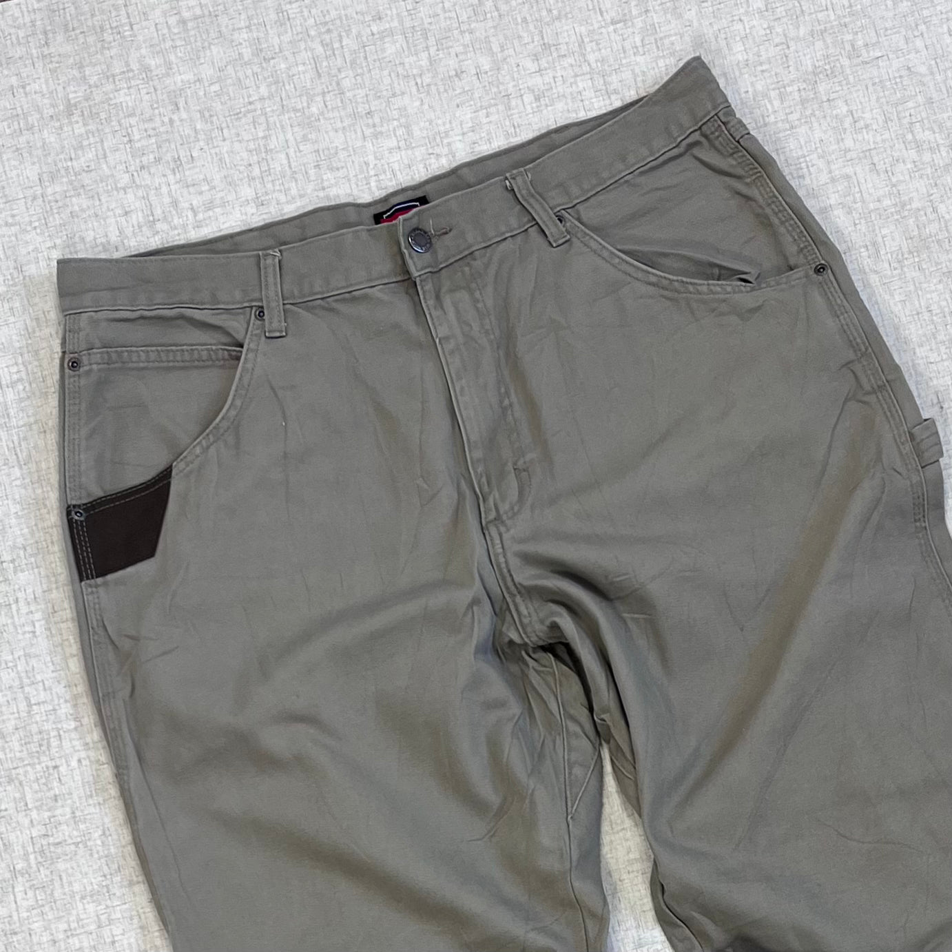 Thrifted – Jean Carpenter Oliva Gris Wrangler Talla 36x34 USA (CL 50–52) | Cintura 48 cm | Largo 114 cm | Talón 24 cm