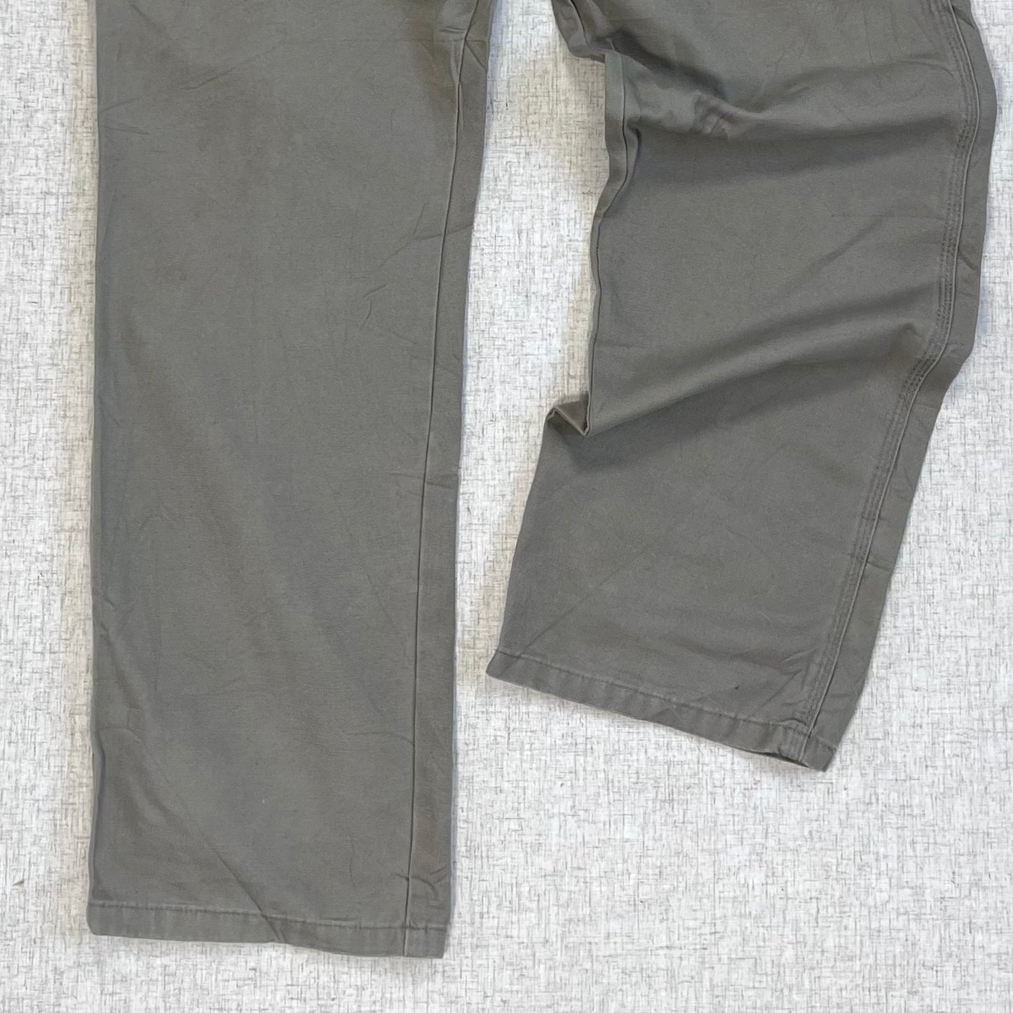 Thrifted – Jean Carpenter Oliva Gris Wrangler Talla 36x34 USA (CL 50–52) | Cintura 48 cm | Largo 114 cm | Talón 24 cm