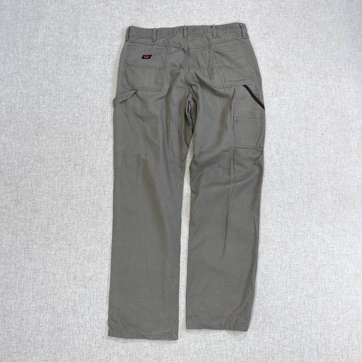 Thrifted – Jean Carpenter Oliva Gris Wrangler Talla 36x34 USA (CL 50–52) | Cintura 48 cm | Largo 114 cm | Talón 24 cm