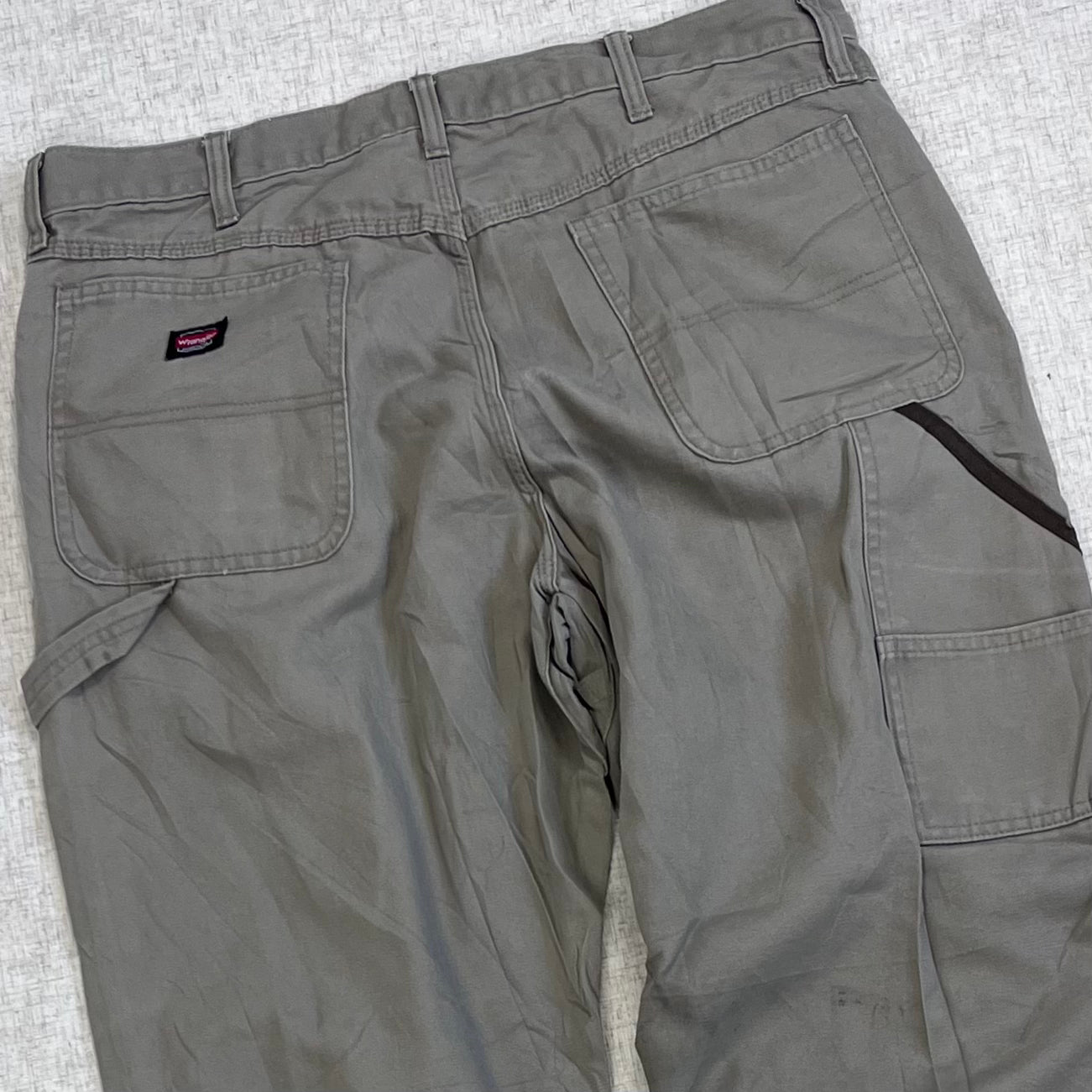 Thrifted – Jean Carpenter Oliva Gris Wrangler Talla 36x34 USA (CL 50–52) | Cintura 48 cm | Largo 114 cm | Talón 24 cm