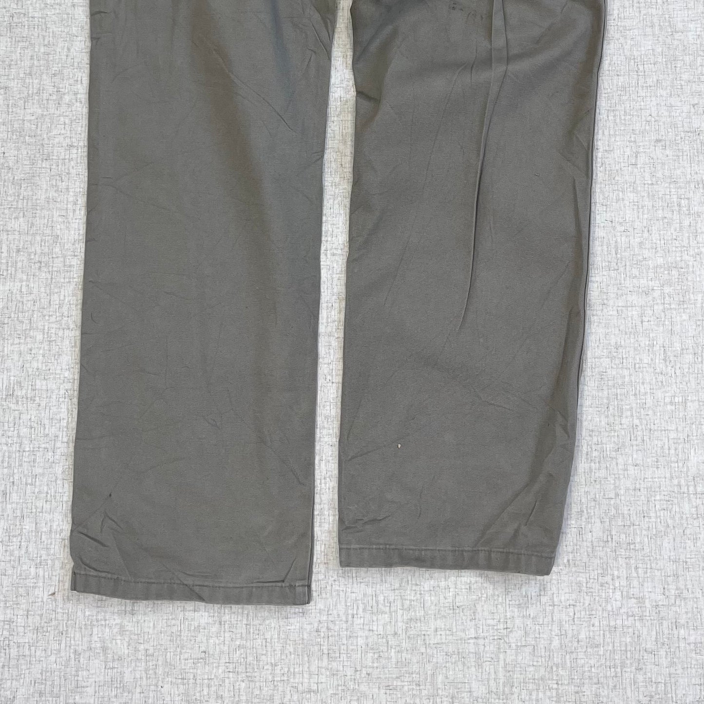 Thrifted – Jean Carpenter Oliva Gris Wrangler Talla 36x34 USA (CL 50–52) | Cintura 48 cm | Largo 114 cm | Talón 24 cm