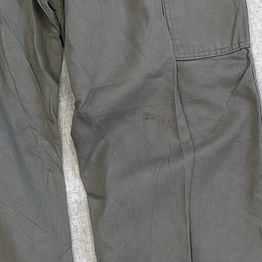 Thrifted – Jean Carpenter Oliva Gris Wrangler Talla 36x34 USA (CL 50–52) | Cintura 48 cm | Largo 114 cm | Talón 24 cm