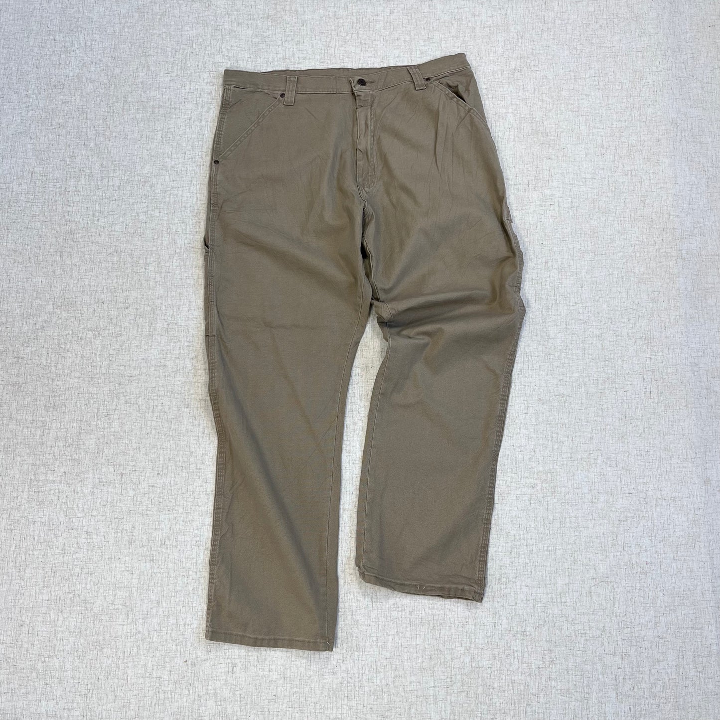 Thrifted – Jean Carpenter Oliva Claro Wrangler Talla 38x32 USA (CL 52–54) | Cintura 48 cm | Largo 109 cm | Talón 23 cm